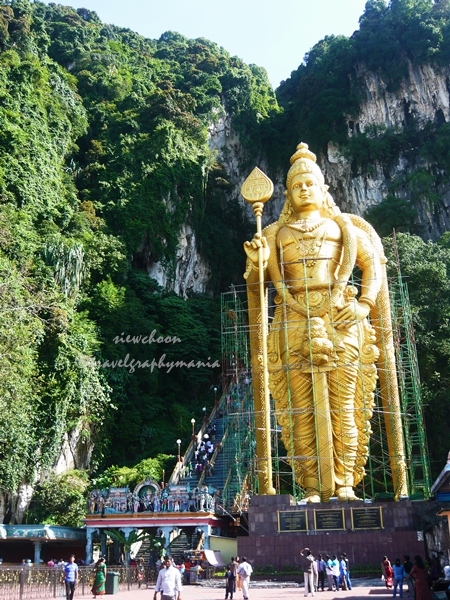 2011年到黑风洞时，巨型姆鲁甘神像还在修建 The large statue of Lord Murugan was still in construction when I visited Batu Caves in year 2011