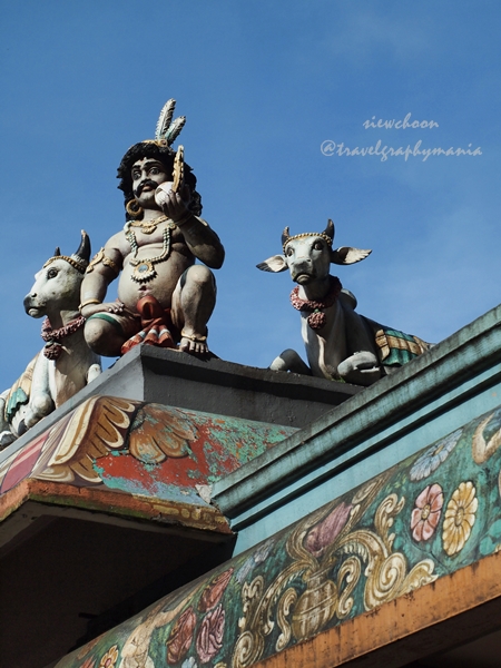 印度庙上的神像 Statue on top of the Hindu temple