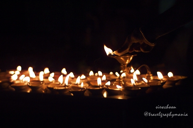 刚好上去黑风洞那天是屠妖节，所以信徒们都点燃烛火祈祷。 Just happen it was Deepavali (also called Divali), the candles are lit by devotees for praying
